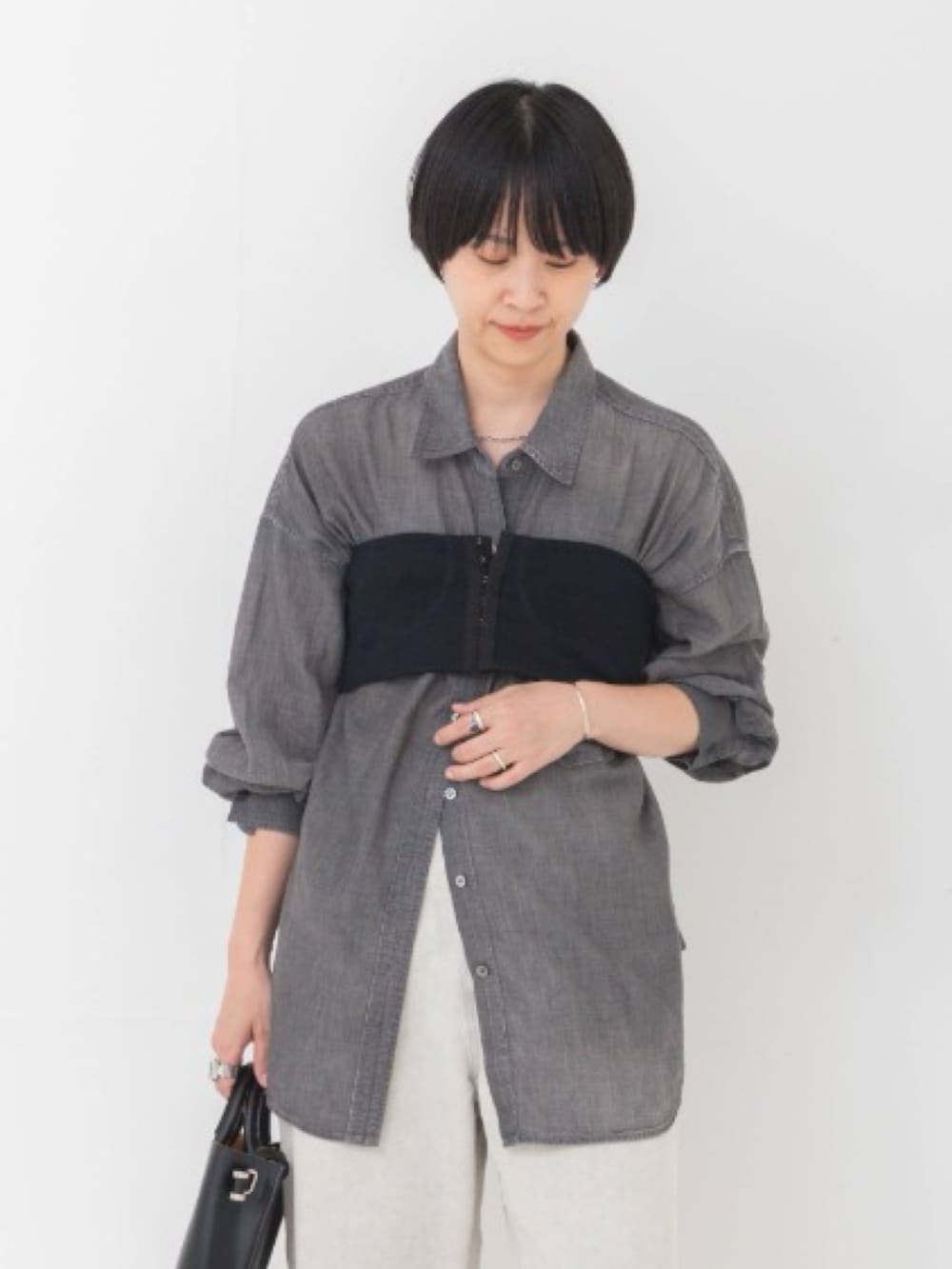 グレー系のシャツ/ブラウス、ブラック系のその他トップス、グレー系のその他パンツを着用したレディースの夏コーディネートの2枚目の写真