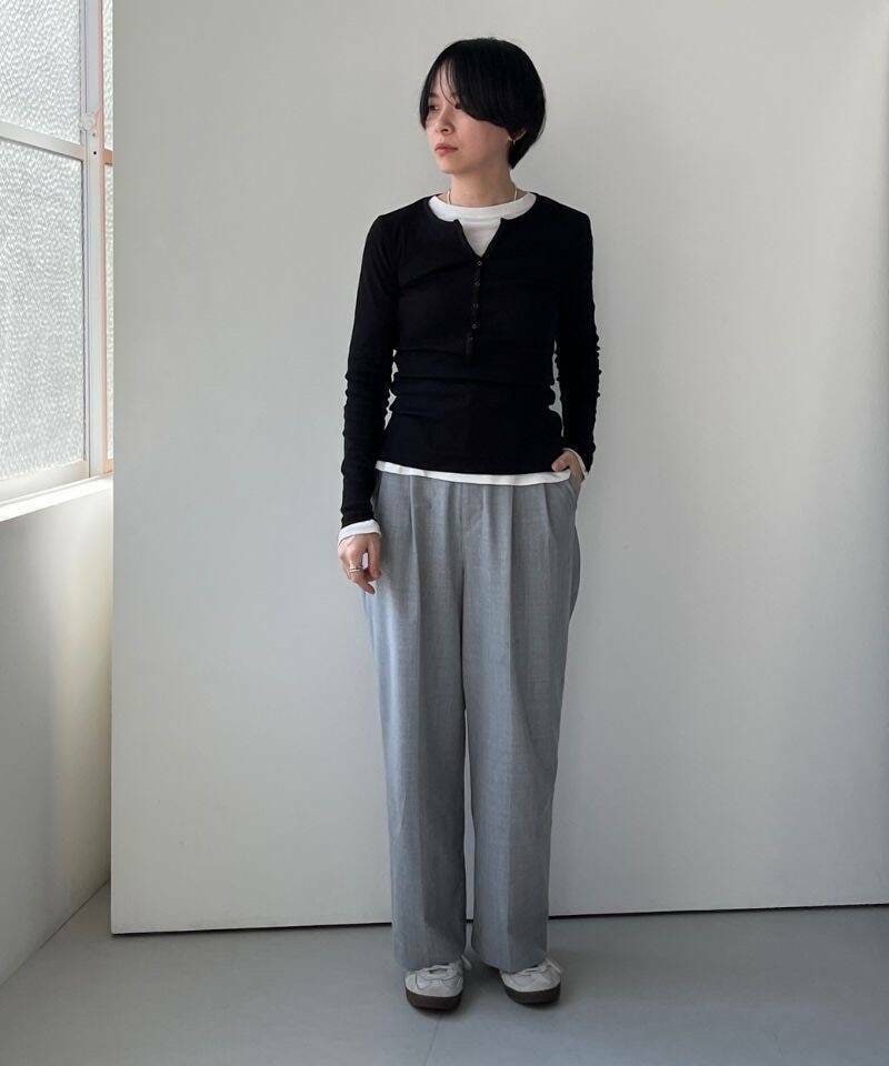 グレー系のその他パンツ、ブラック系のTシャツ/カットソー、ホワイト系のTシャツ/カットソーを着用したレディースの冬コーディネートの3枚目の写真