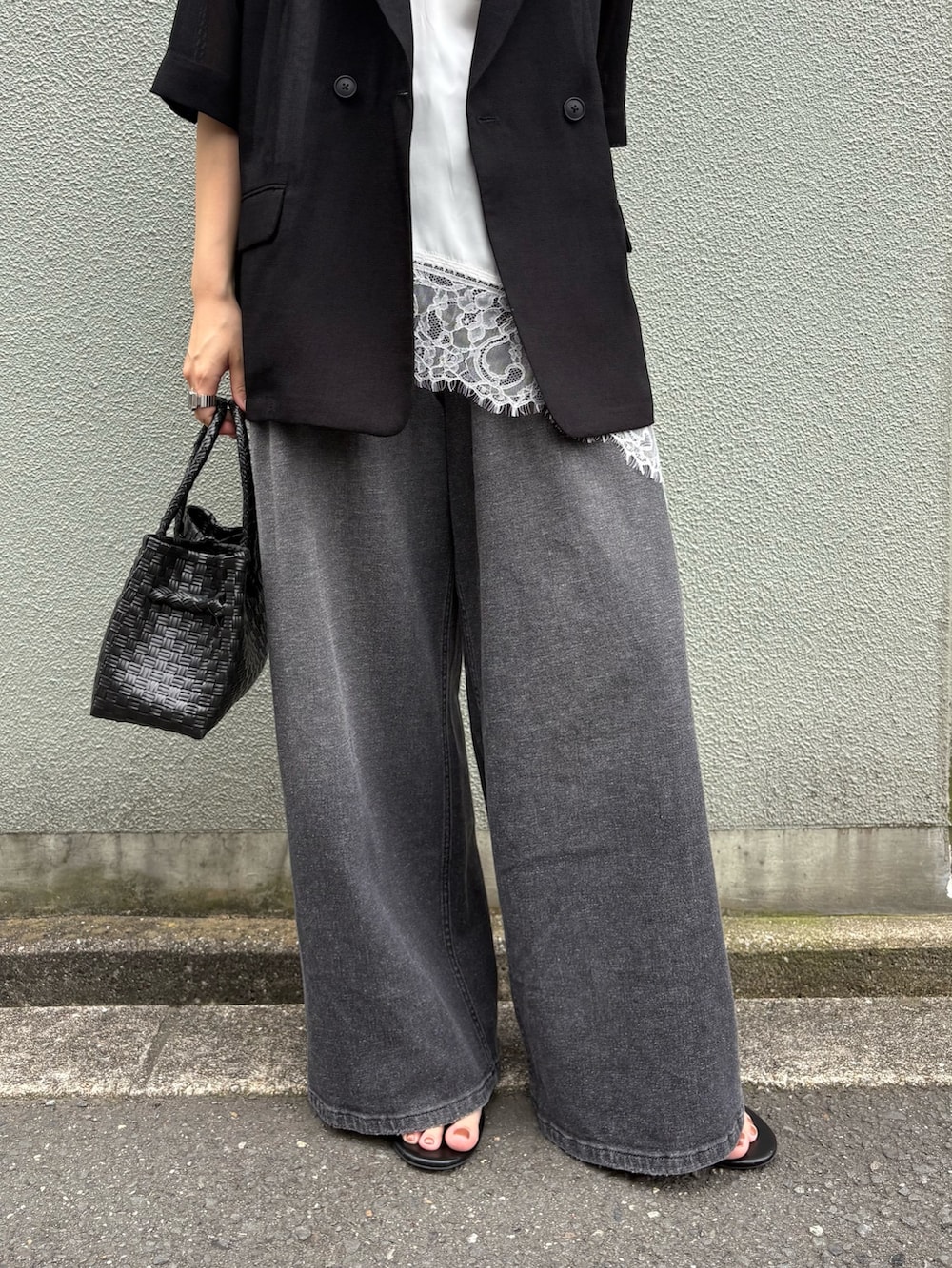 ブラック系のデニムパンツ、ブラック系のトートバッグ、ブラック系のその他アウターを着用したレディースの夏コーディネートの4枚目の写真