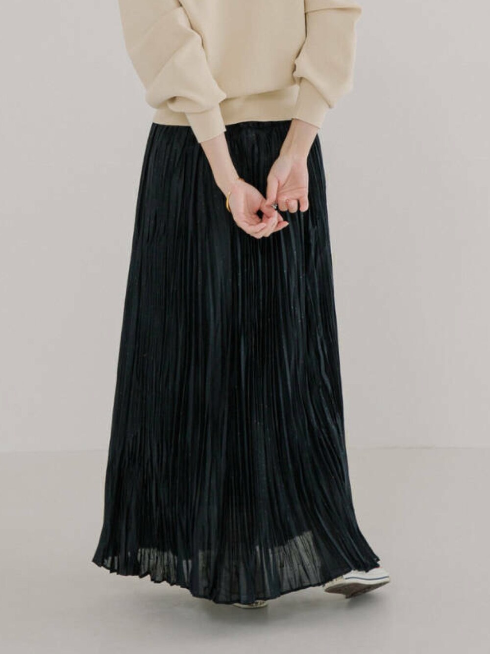 ホワイト系のカーディガン/ボレロ、ブラック系のスカートを着用したレディースの冬コーディネートの4枚目の写真