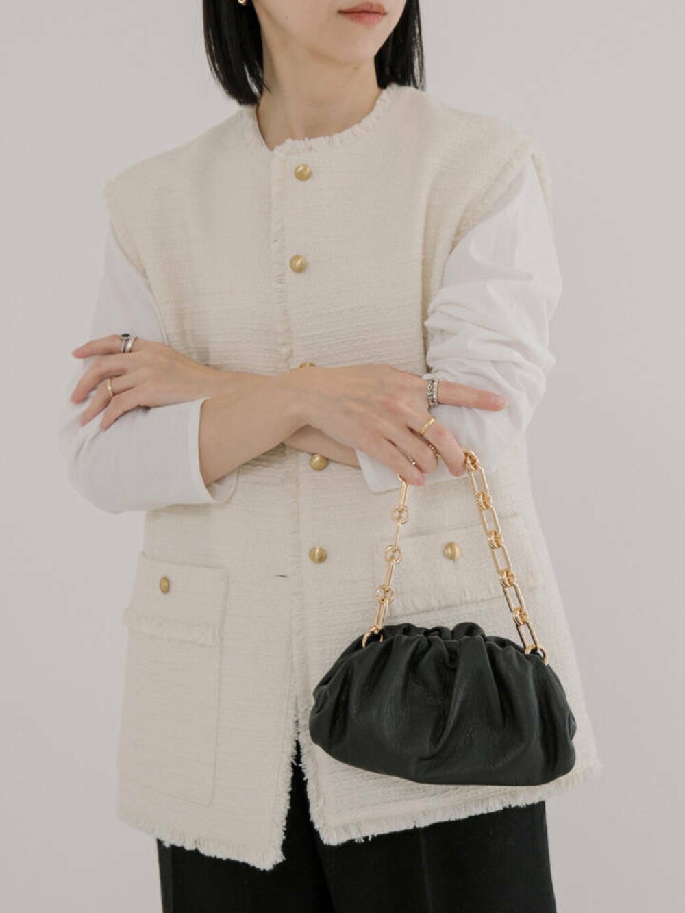 ホワイト系のTシャツ/カットソー、ホワイト系のベスト、ブラック系のその他パンツを着用したレディースの冬コーディネートの3枚目の写真