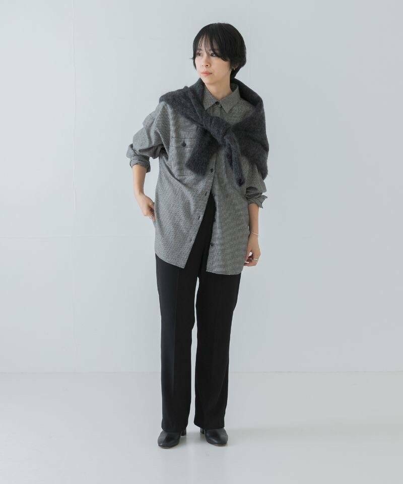 ブラック系のその他パンツ、ブラック系のシャツ/ブラウス、ブラック系のブーツを着用したレディースの秋コーディネートの2枚目の写真