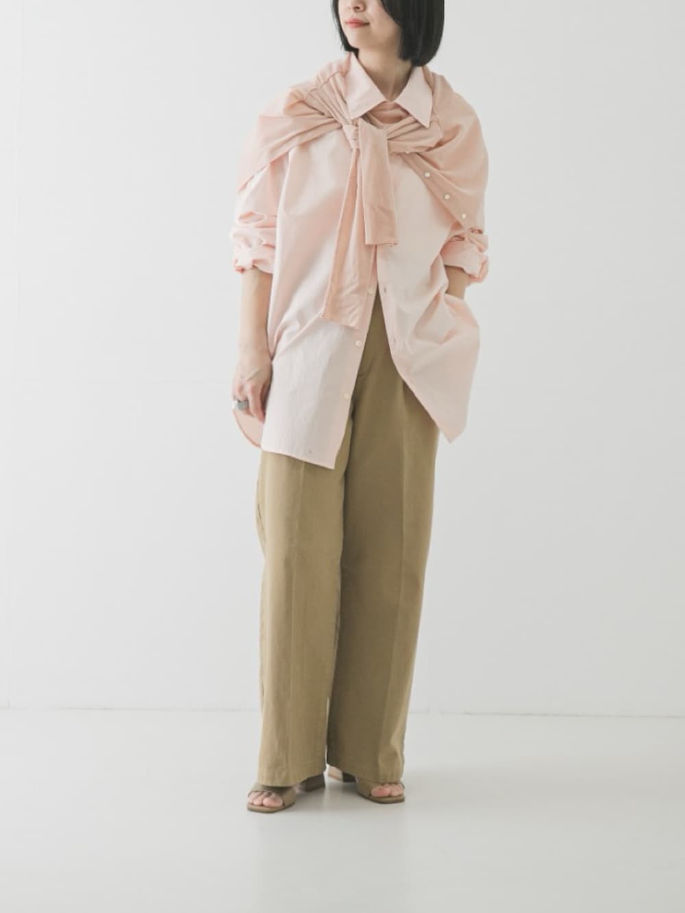 ピンク系のカーディガン/ボレロ、ブルー系のシャツ/ブラウス、ベージュ系のその他パンツを着用したレディースの冬コーディネートの2枚目の写真