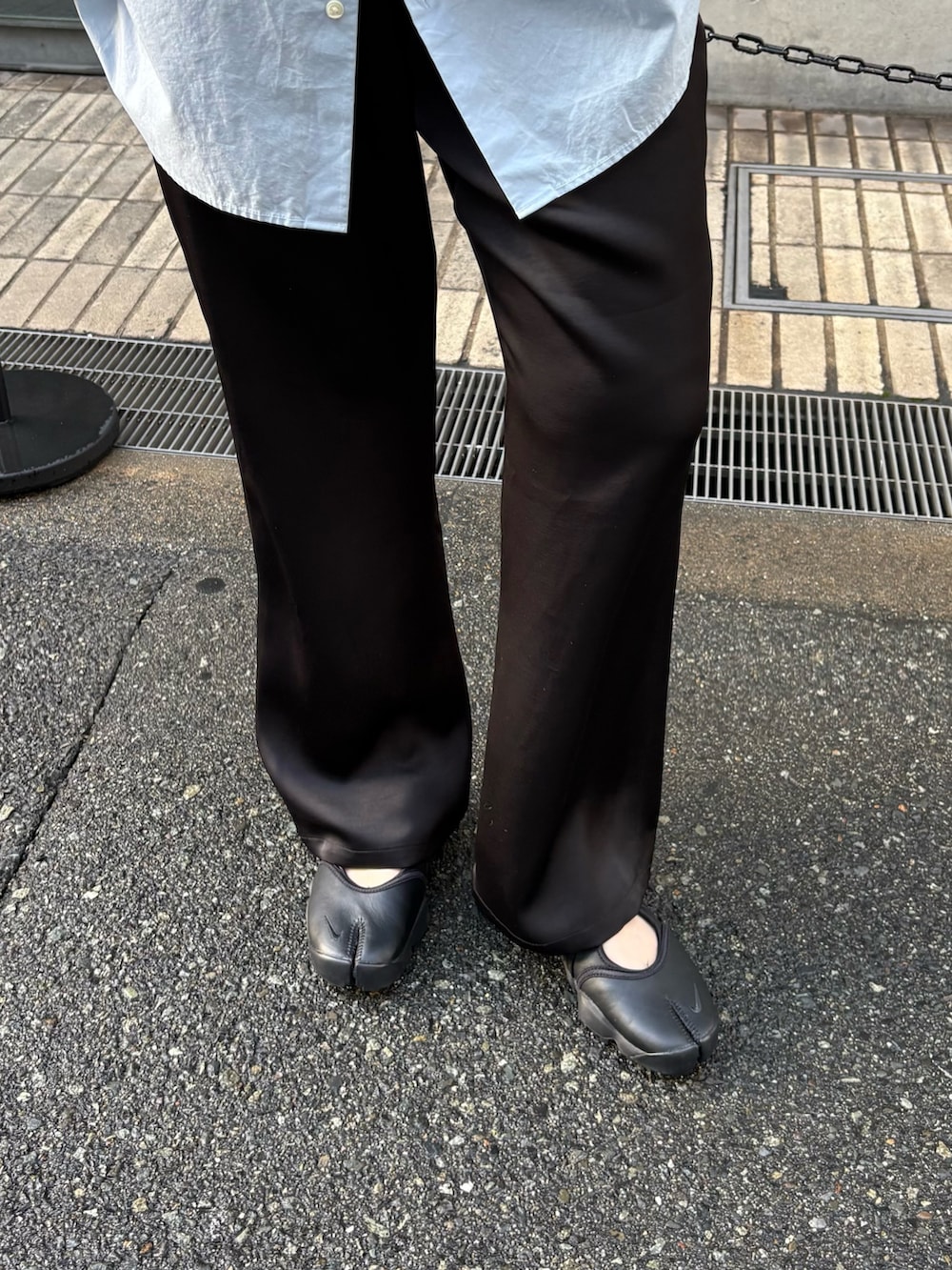 ブルー系のシャツ/ブラウス、ブラック系のその他パンツ、ブラック系のスニーカーを着用したレディースの春コーディネートの4枚目の写真