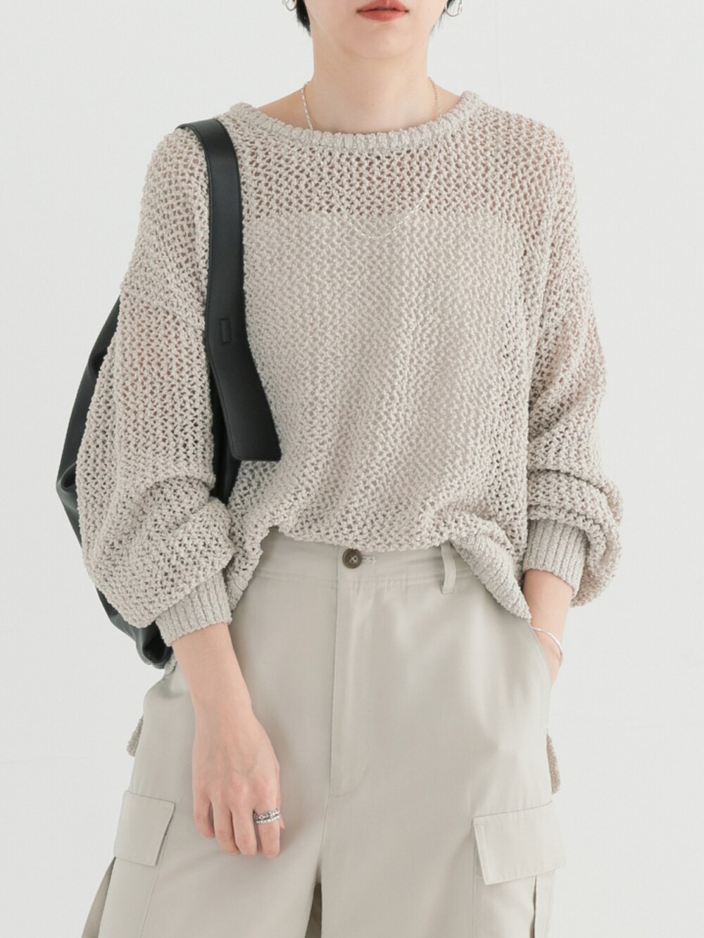 ホワイト系のニット/セーター、ベージュ系のカーゴパンツを着用したレディースの春コーディネートの4枚目の写真