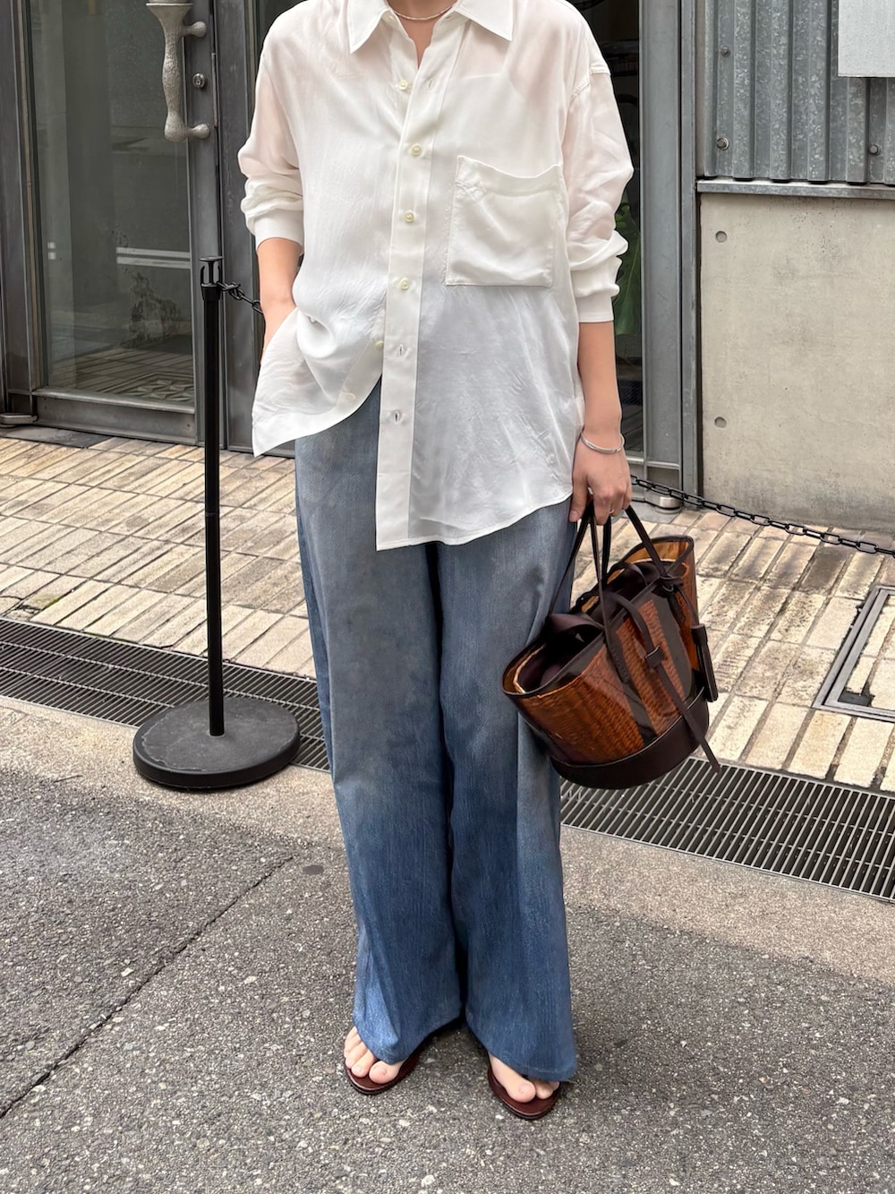 ブルー系のその他パンツ、ホワイト系のシャツ/ブラウス、シルバー系のネックレスを着用したレディースの春コーディネートの4枚目の写真