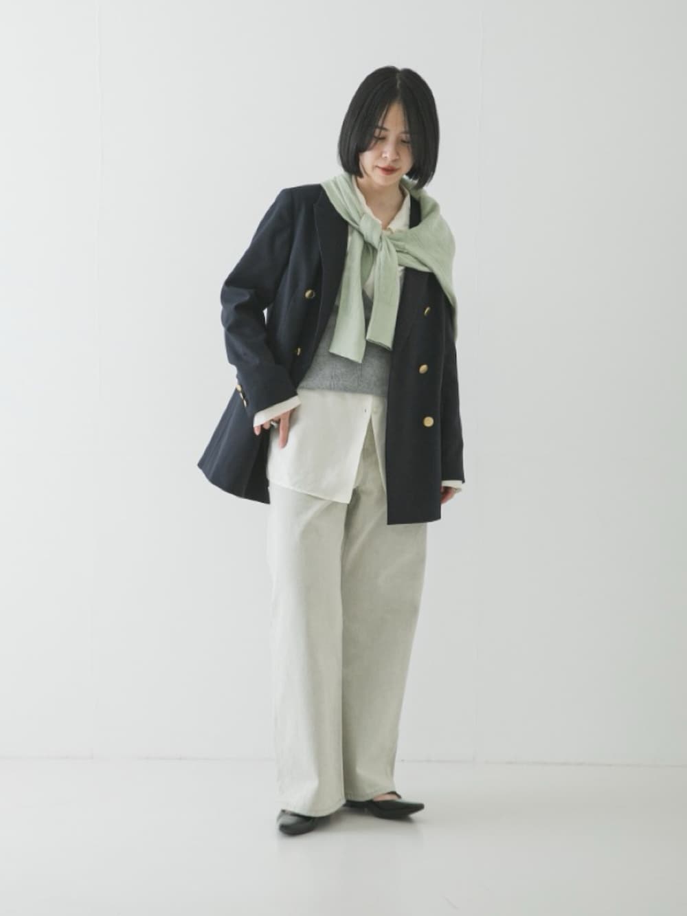 グリーン系のニット/セーター、ブルー系のその他アウター、グレー系のニット/セーターを着用したレディースの冬コーディネートの2枚目の写真