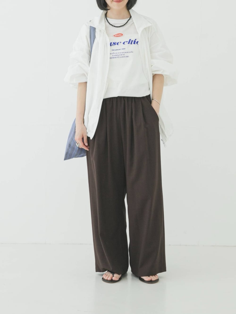 ホワイト系のブルゾン、その他のTシャツ/カットソー、その他のトートバッグを着用したレディースの春コーディネートの2枚目の写真