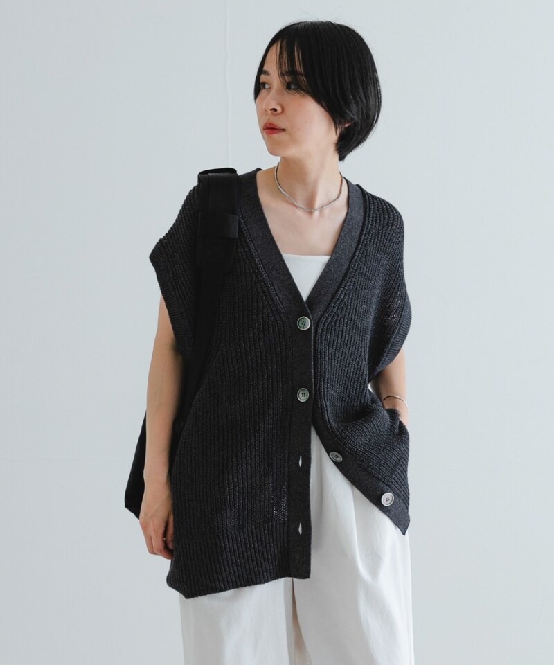 ブラック系のサンダル、ブラック系のバックパック/リュック、ホワイト系のその他パンツを着用したレディースの夏コーディネートの3枚目の写真