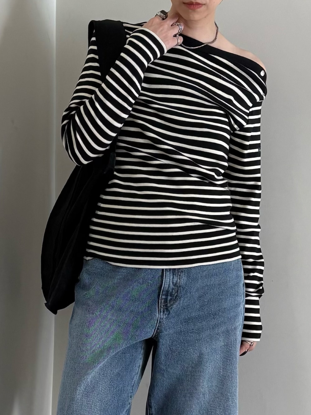ブルー系のデニムパンツ、ブラック系のトートバッグ、ブラック系のTシャツ/カットソーを着用したレディースの夏コーディネートの2枚目の写真