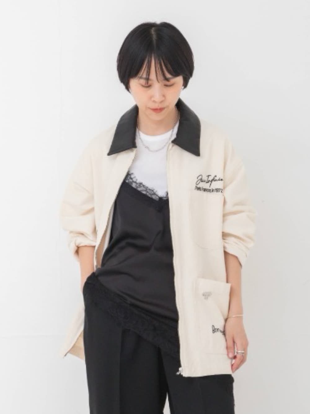 ブラック系のその他パンツ、ブラック系のキャミソール、ベージュ系のカバーオールを着用したレディースの夏コーディネートの2枚目の写真