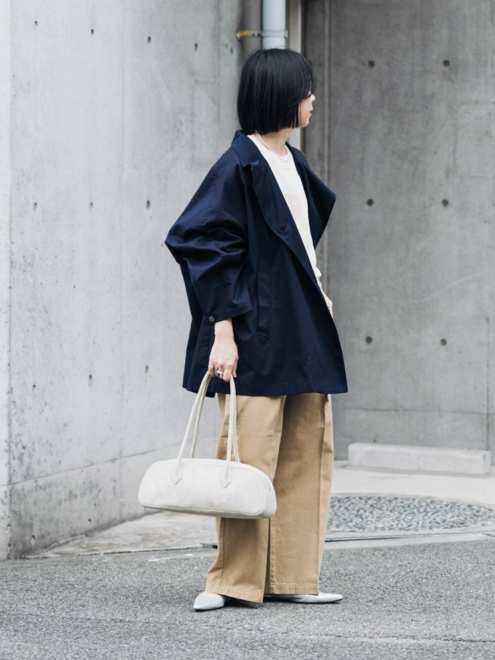 ブルー系のトレンチコート、シルバー系のパンプス、ベージュ系のその他パンツを着用したレディースの冬コーディネートの2枚目の写真