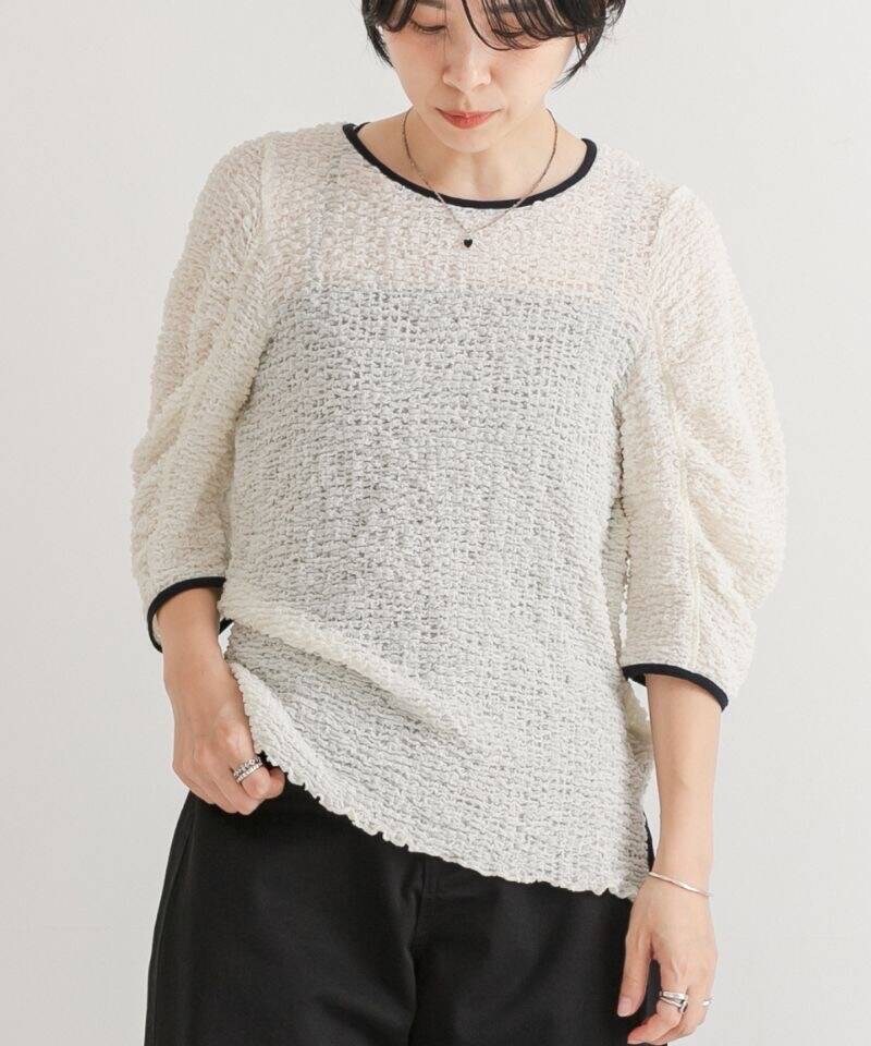 ブラック系のサンダル、ブラック系のチノパンツ、ホワイト系のTシャツ/カットソーを着用したレディースの夏コーディネートの3枚目の写真