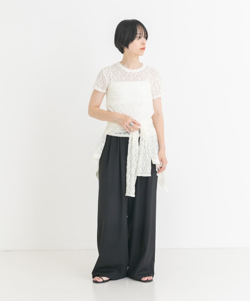 ブラック系のその他パンツ、ブラック系のサンダル、ホワイト系のTシャツ/カットソーを着用したレディースの夏コーディネートの2枚目の写真