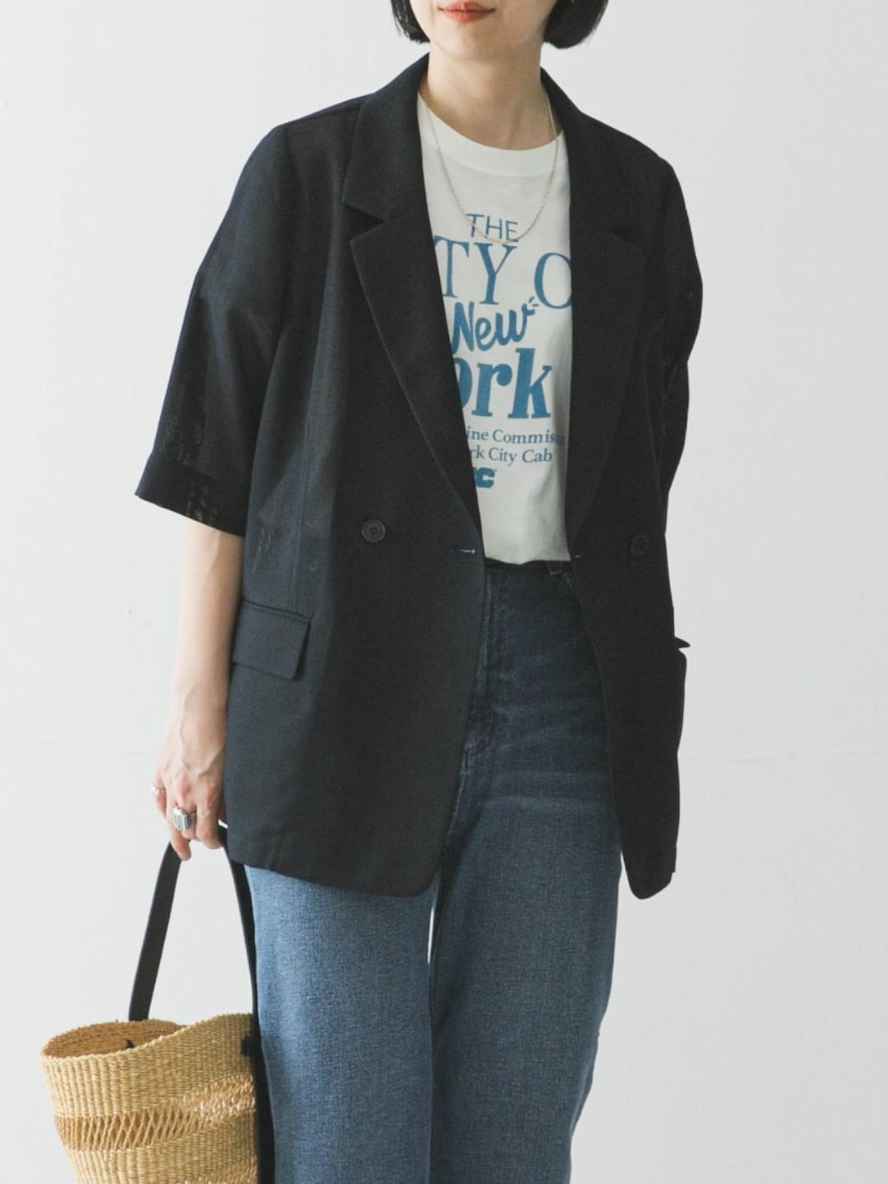 ブルー系のその他アウター、ブルー系のTシャツ/カットソー、ブルー系のデニムパンツを着用したレディースの春コーディネートの3枚目の写真