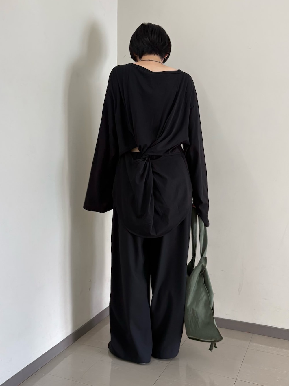 ブラック系のTシャツ/カットソー、グリーン系のトートバッグ、ブラック系のその他パンツを着用したレディースの夏コーディネートの3枚目の写真