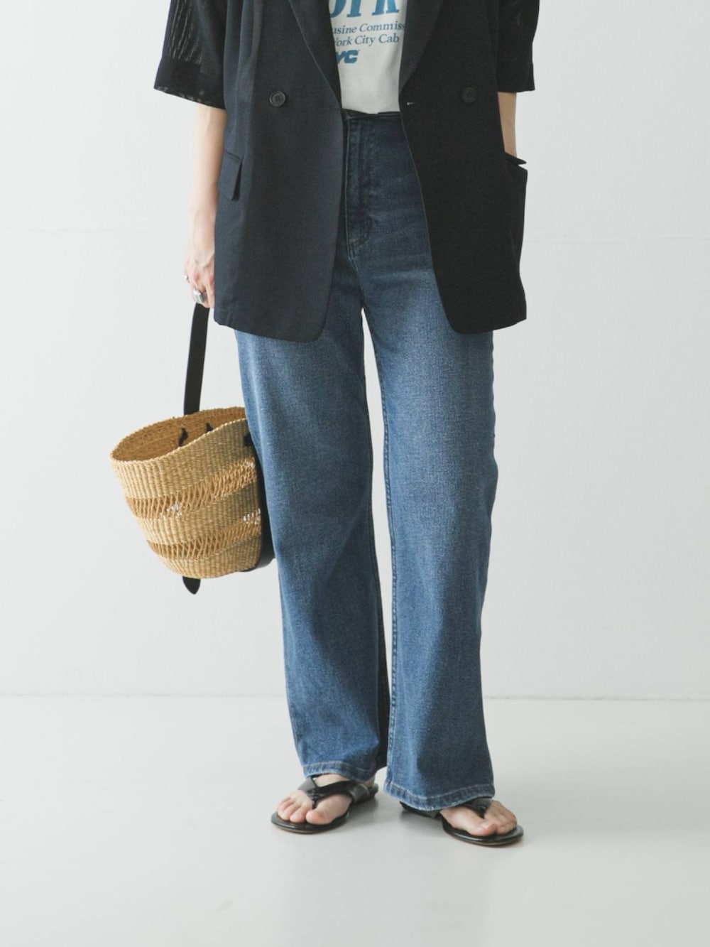 ブルー系のその他アウター、ブルー系のTシャツ/カットソー、ブルー系のデニムパンツを着用したレディースの春コーディネートの4枚目の写真