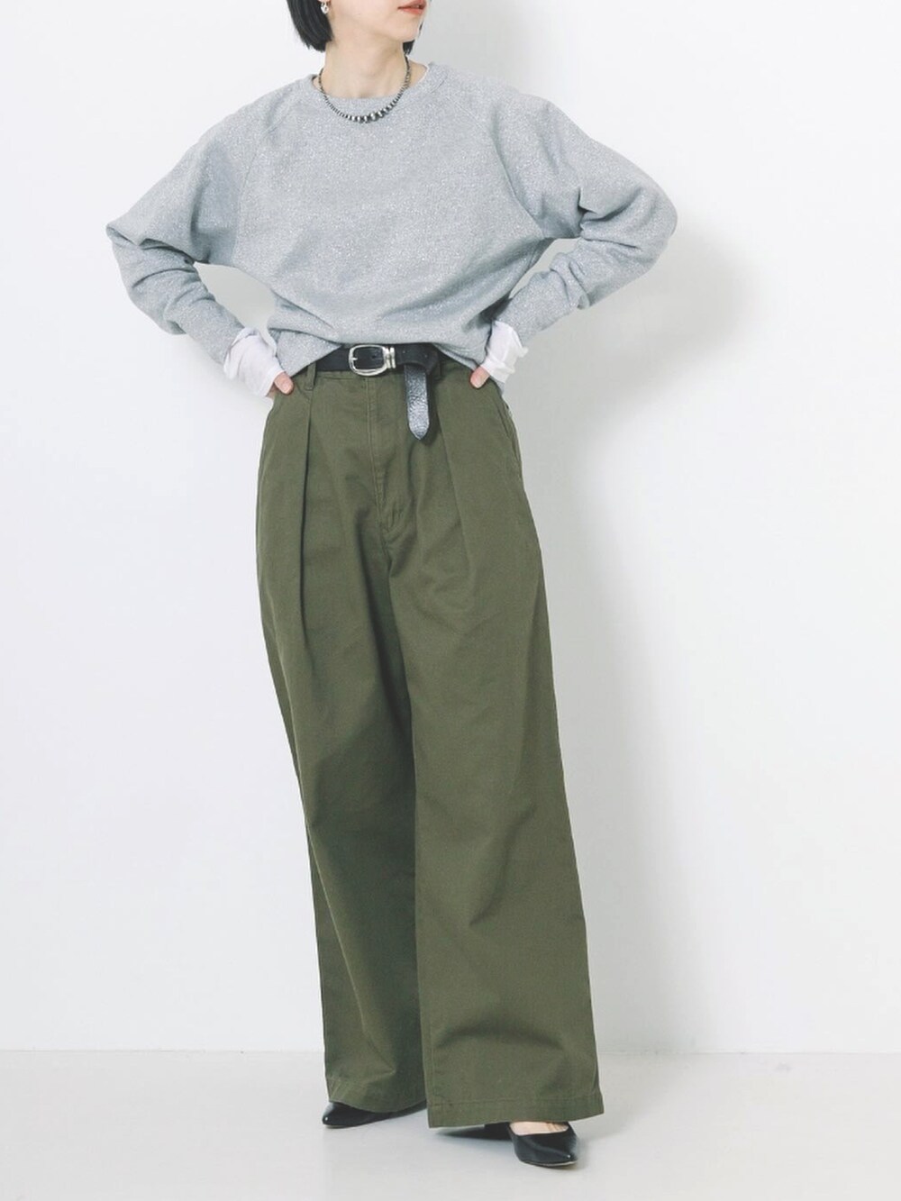 グレー系のTシャツ/カットソー、ホワイト系のTシャツ/カットソーを着用したレディースの冬コーディネートの2枚目の写真