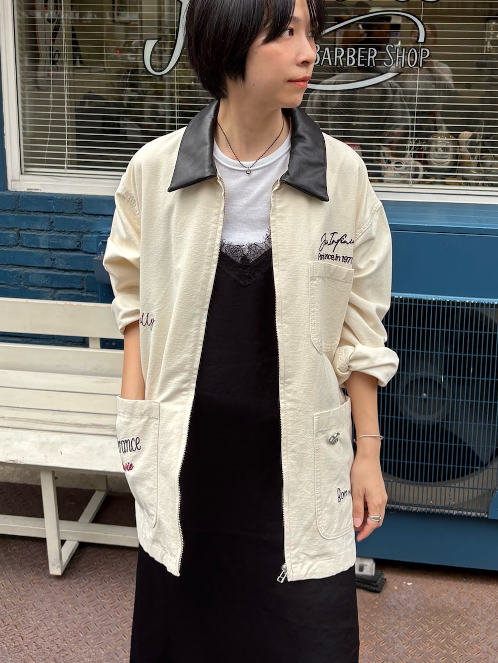 ベージュ系のカバーオール、ホワイト系のTシャツ/カットソー、ブラック系のワンピースを着用したレディースの秋コーディネートの3枚目の写真