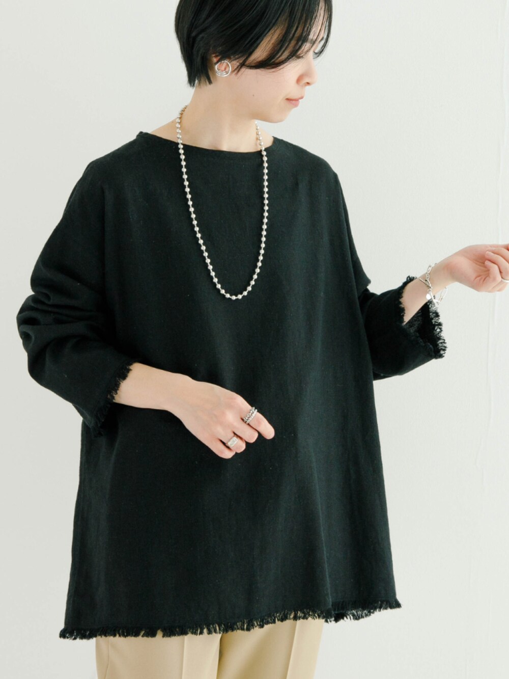 ブラック系のシャツ/ブラウス、ベージュ系のその他パンツを着用したレディースの春コーディネートの2枚目の写真