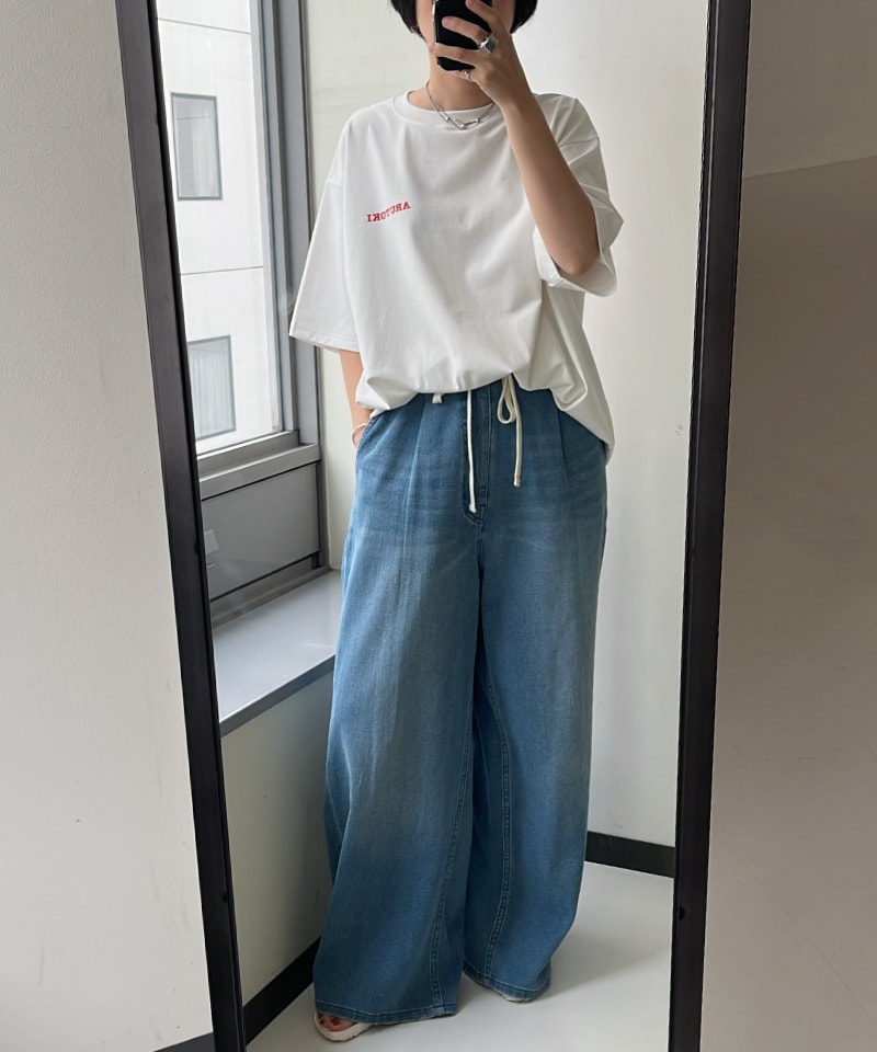 ブルー系のデニムパンツ、ホワイト系のTシャツ/カットソーを着用したレディースの夏コーディネートの4枚目の写真