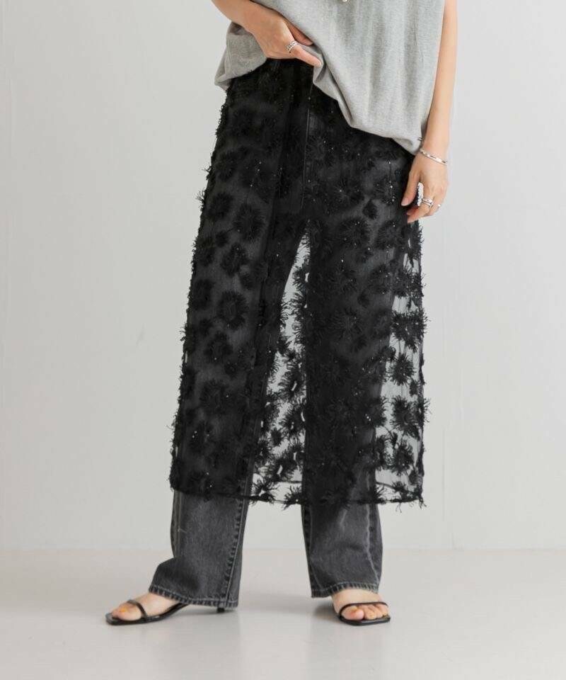 グレー系のTシャツ/カットソー、ブラック系のスカートを着用したレディースの夏コーディネートの3枚目の写真