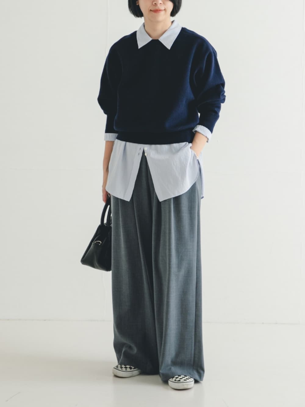 ブルー系のニット/セーター、ブルー系のシャツ/ブラウス、グレー系のその他パンツを着用したレディースの冬コーディネートの2枚目の写真