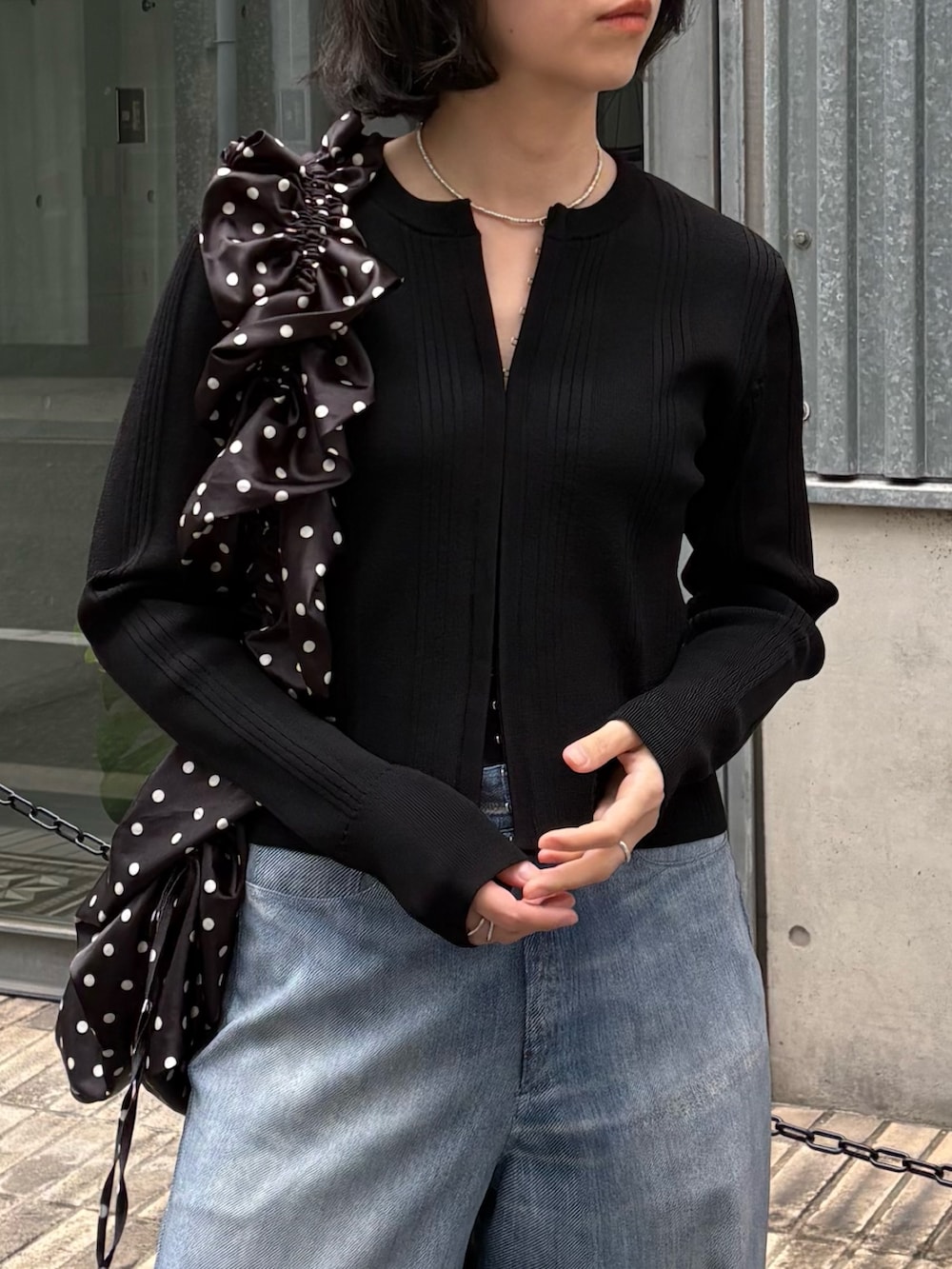 ブルー系のその他パンツ、ブラック系のパンプス、ホワイト系のショルダーバッグを着用したレディースの春コーディネートの3枚目の写真