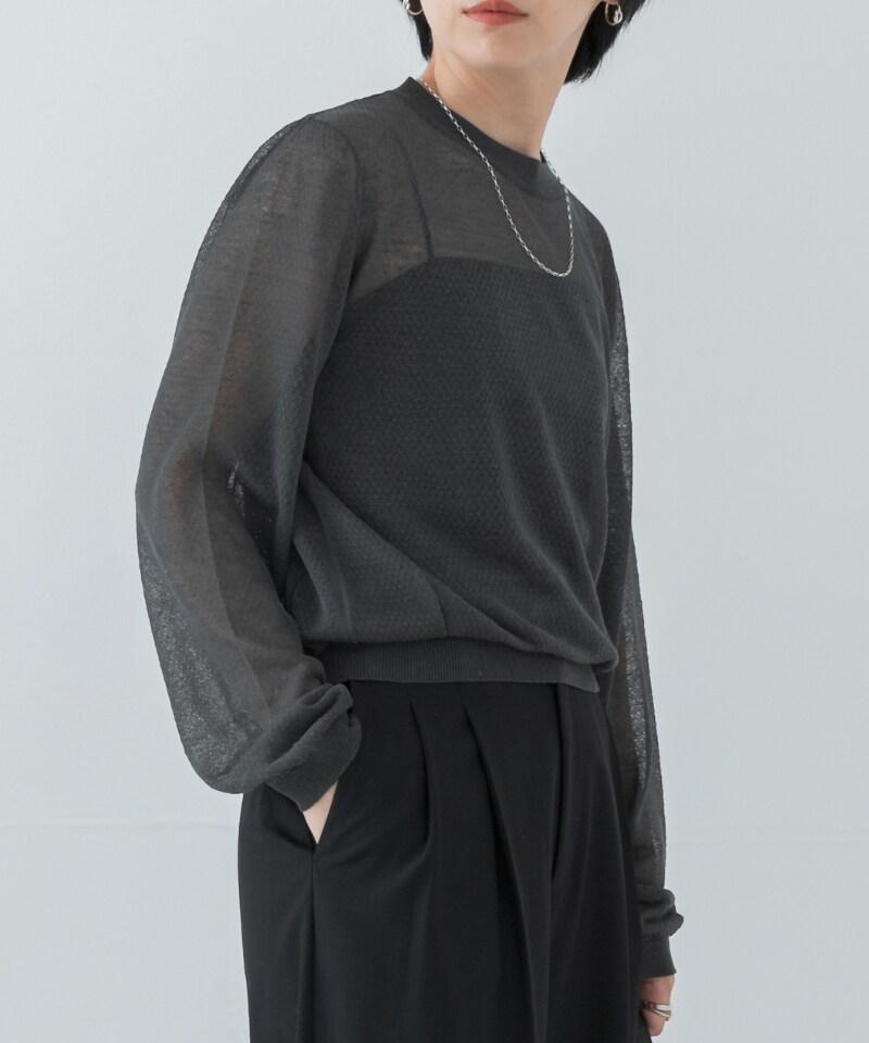 ブラック系のハンドバッグ、ブラック系のその他パンツ、グレー系のニット/セーターを着用したレディースの夏コーディネートの2枚目の写真