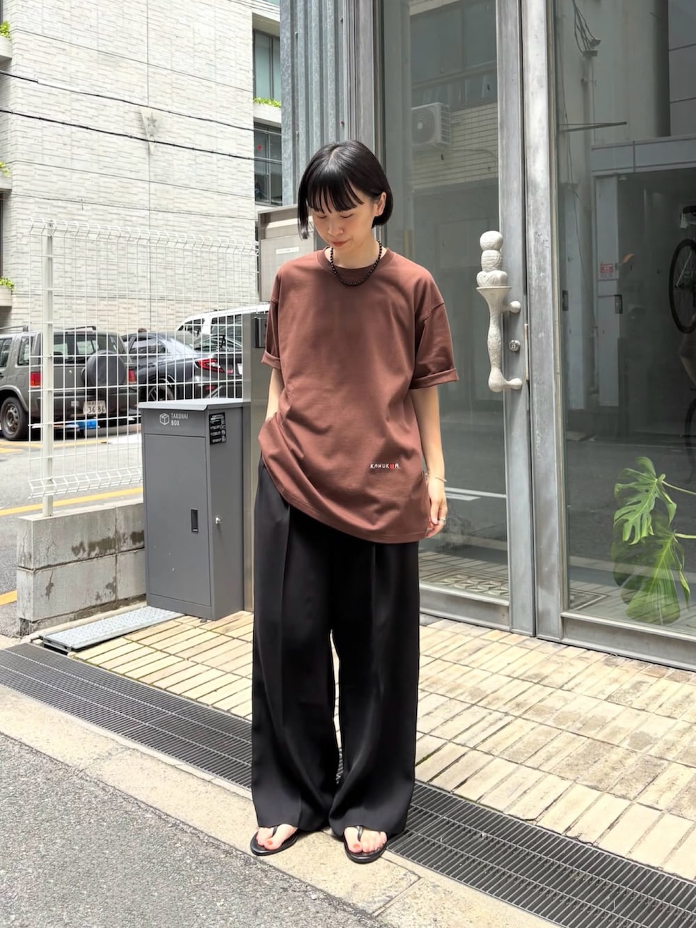 ブラック系のその他パンツ、ブラウン系のTシャツ/カットソー、ブラック系のネックレスを着用したレディースの夏コーディネートの4枚目の写真