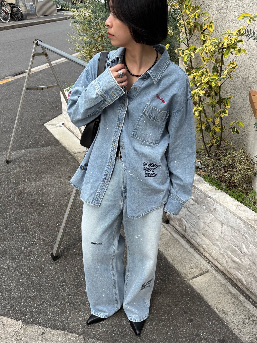 ブルー系のシャツ/ブラウス、ブルー系のデニムパンツを着用したレディースの冬コーディネートの2枚目の写真