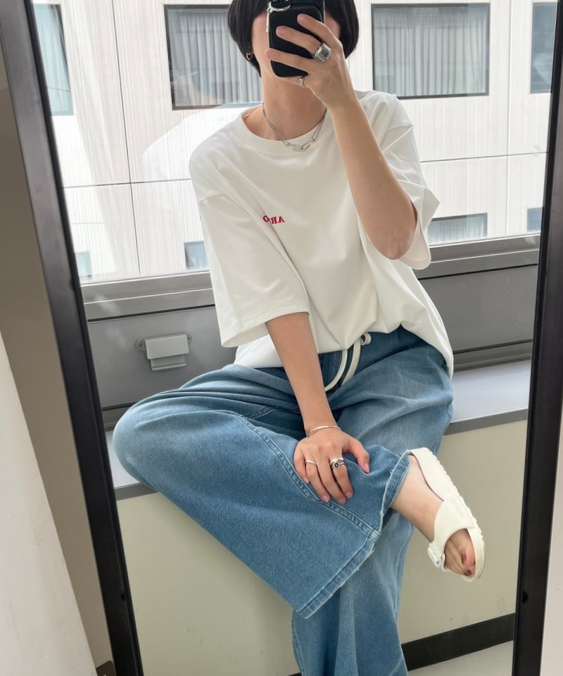 ブルー系のデニムパンツ、ホワイト系のTシャツ/カットソーを着用したレディースの夏コーディネートの3枚目の写真