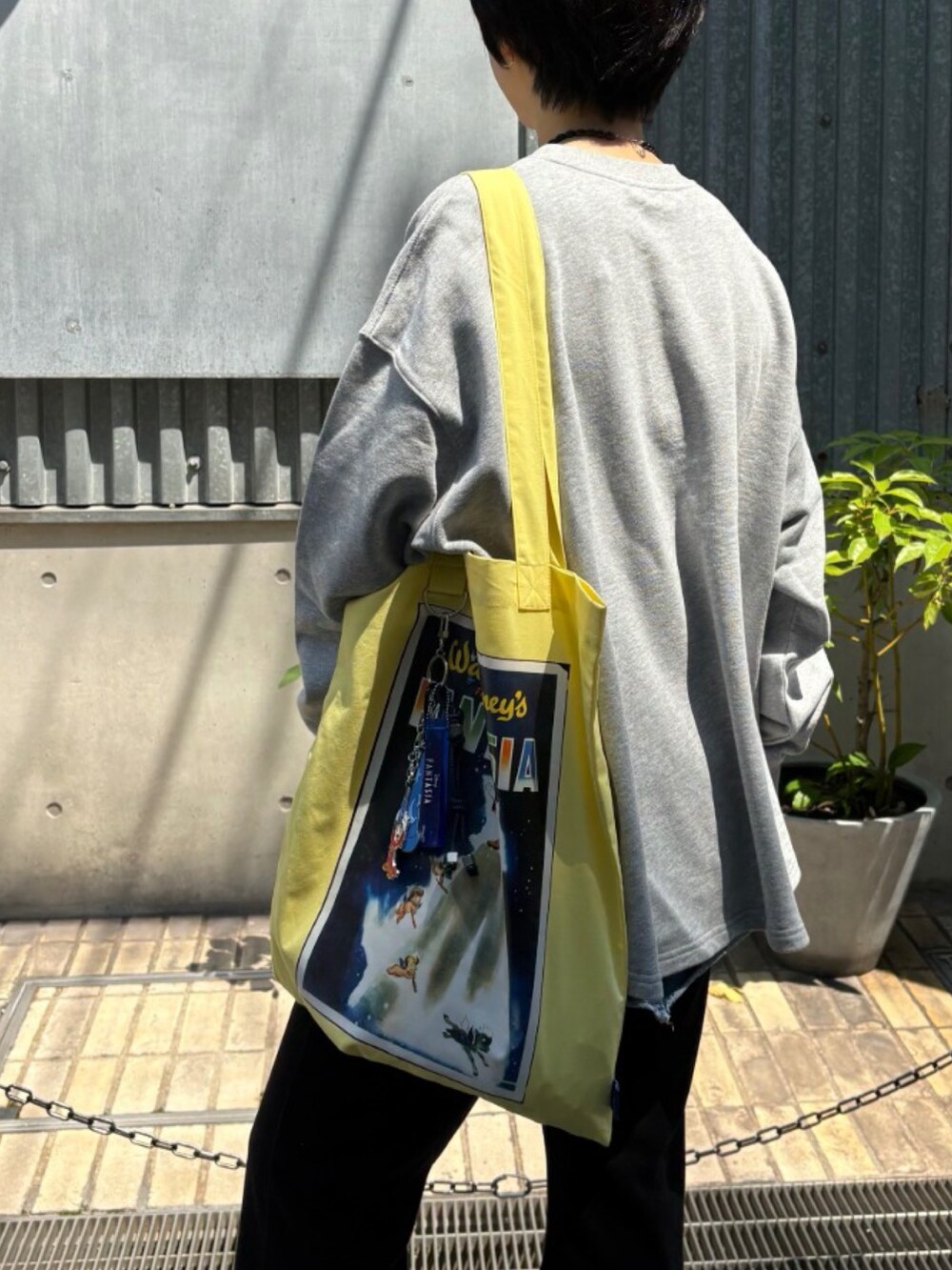 グレー系のスウェット、その他のトートバッグ、シルバー系のキーホルダーを着用したレディースの夏コーディネートの3枚目の写真