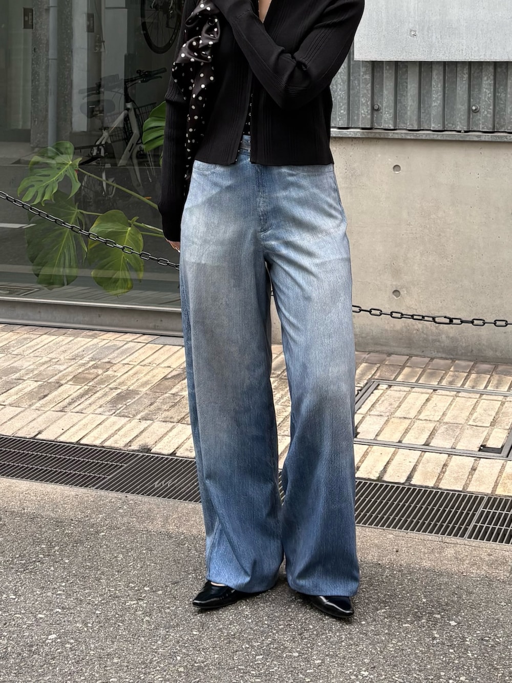 ブルー系のその他パンツ、ブラック系のパンプス、ホワイト系のショルダーバッグを着用したレディースの春コーディネートの4枚目の写真