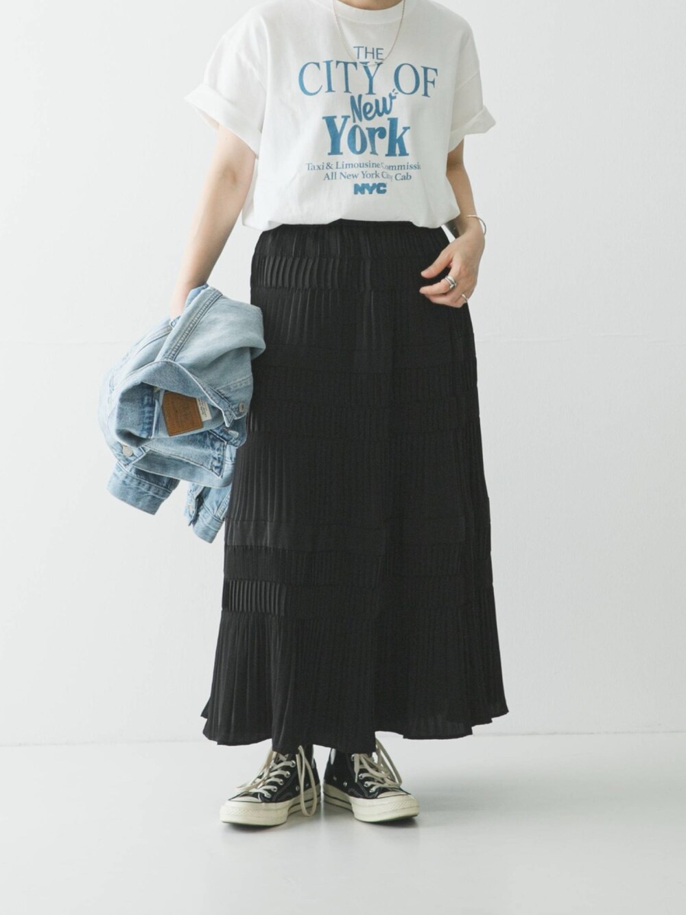 ブルー系のTシャツ/カットソー、ブルー系のデニムジャケット、ブラック系のスカートを着用したレディースの春コーディネートの2枚目の写真