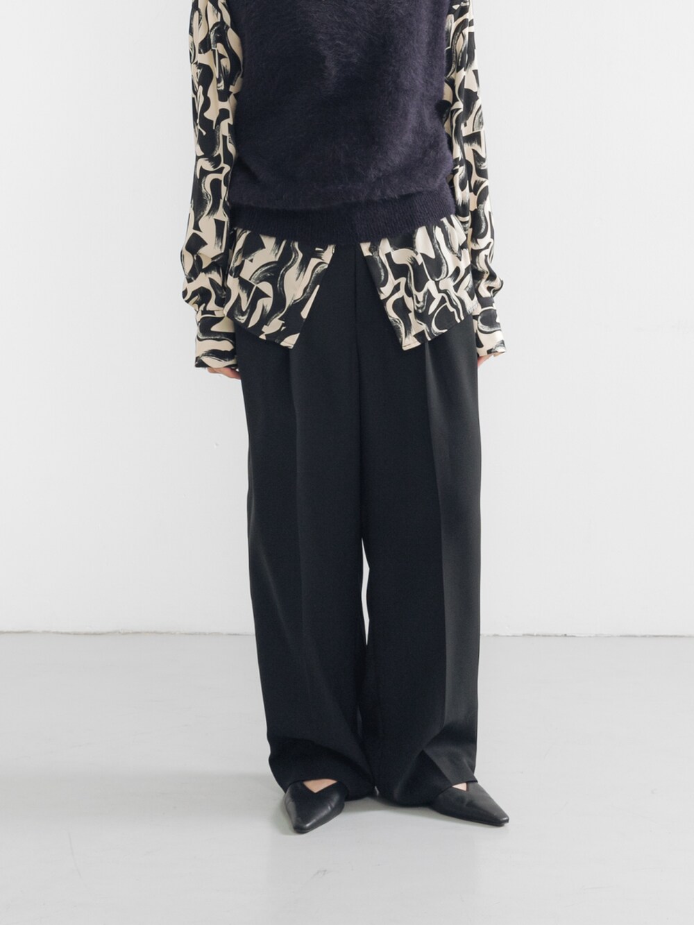 ブラック系のパンプス、ブラック系のシャツ/ブラウス、ブラック系のその他パンツを着用したレディースの夏コーディネートの4枚目の写真