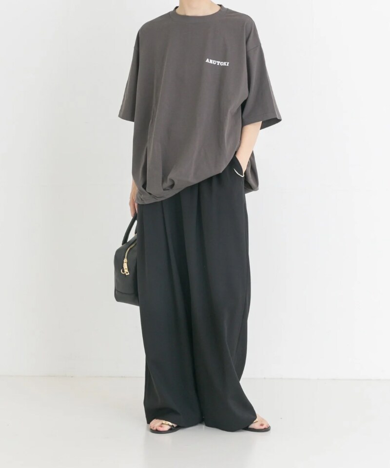 ブラック系のその他パンツ、ブラック系のサンダル、グレー系のTシャツ/カットソーを着用したレディースの夏コーディネートの4枚目の写真