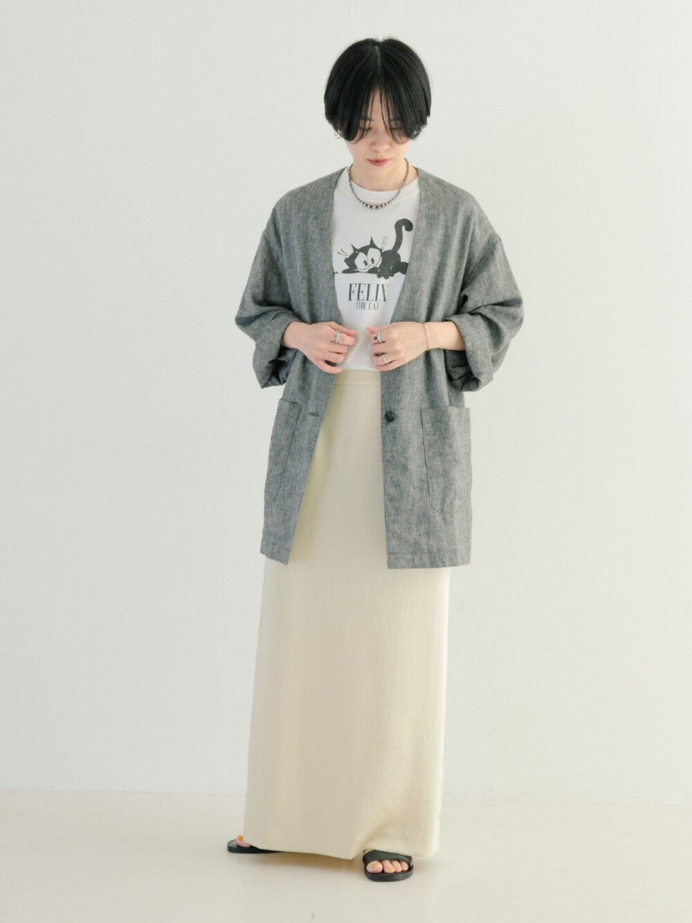 ホワイト系のTシャツ/カットソー、ブラック系のノーカラージャケットを着用したレディースの春コーディネートの2枚目の写真