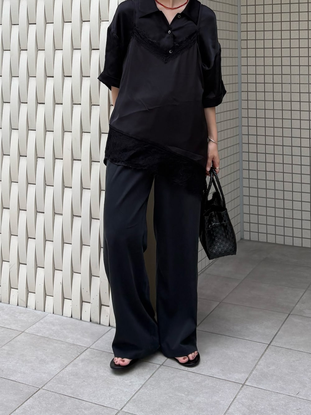 ブラック系のその他パンツ、ブラック系のトートバッグ、ブラック系のサンダルを着用したレディースの夏コーディネートの3枚目の写真