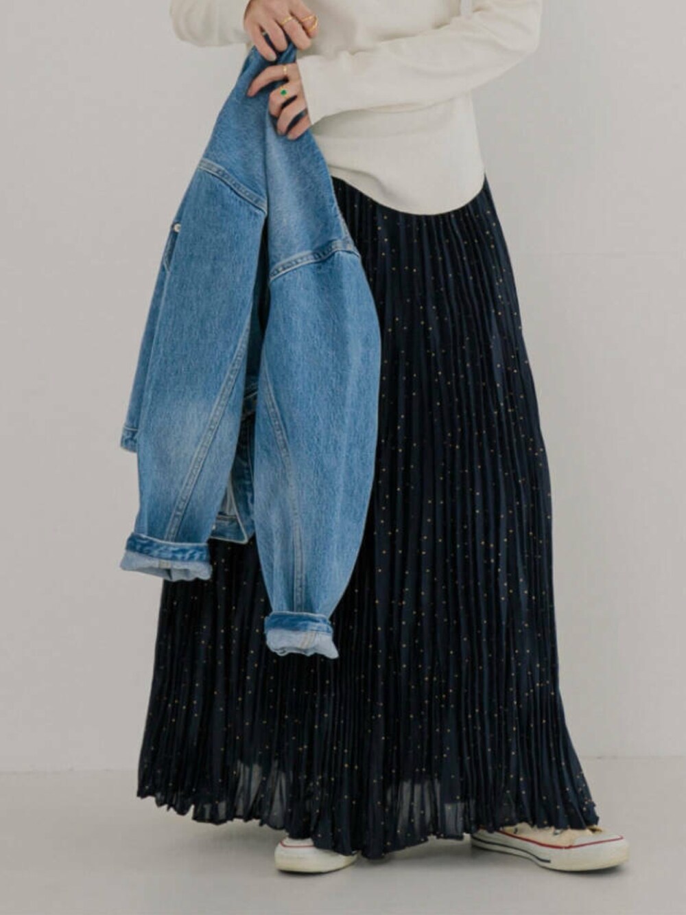 ホワイト系のTシャツ/カットソー、ブルー系のデニムジャケット、ブルー系のスカートを着用したレディースの冬コーディネートの4枚目の写真