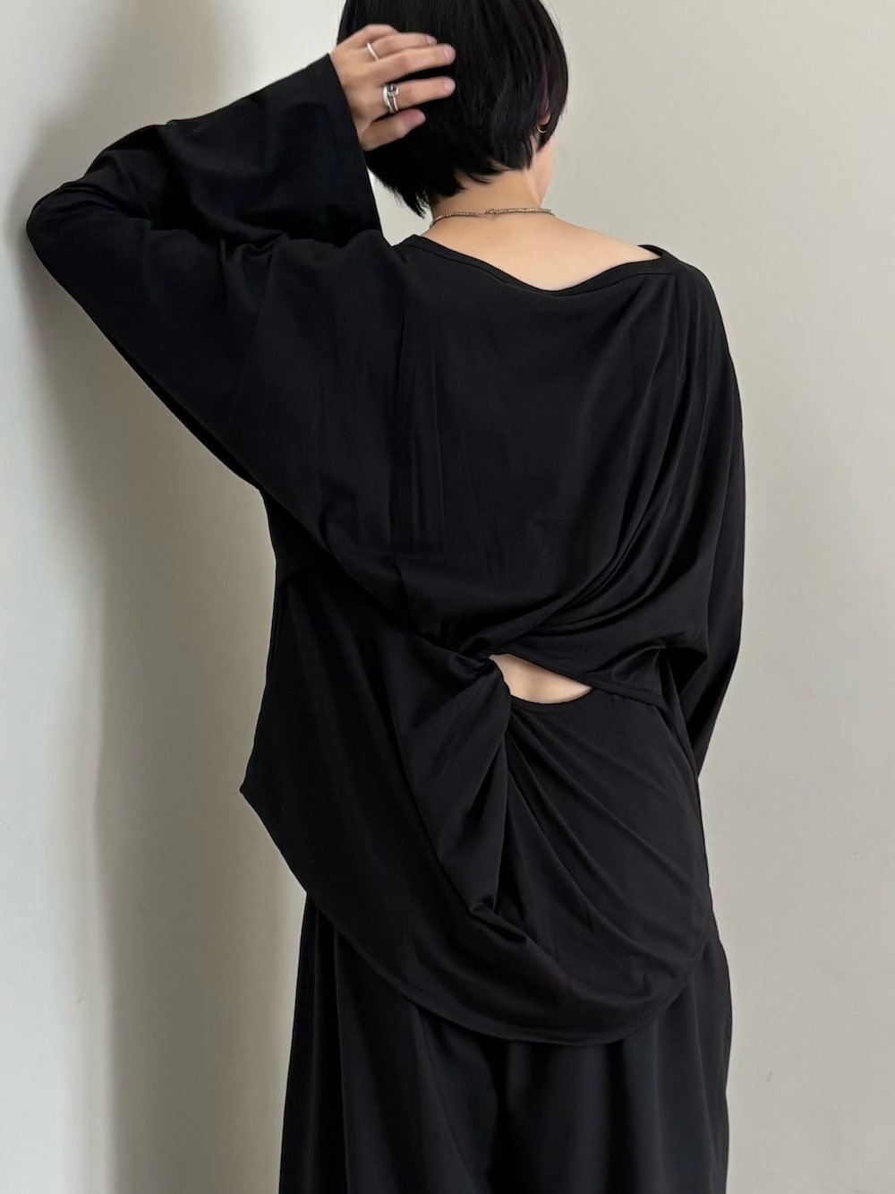 ブラック系のTシャツ/カットソー、グリーン系のトートバッグ、ブラック系のその他パンツを着用したレディースの夏コーディネートの2枚目の写真