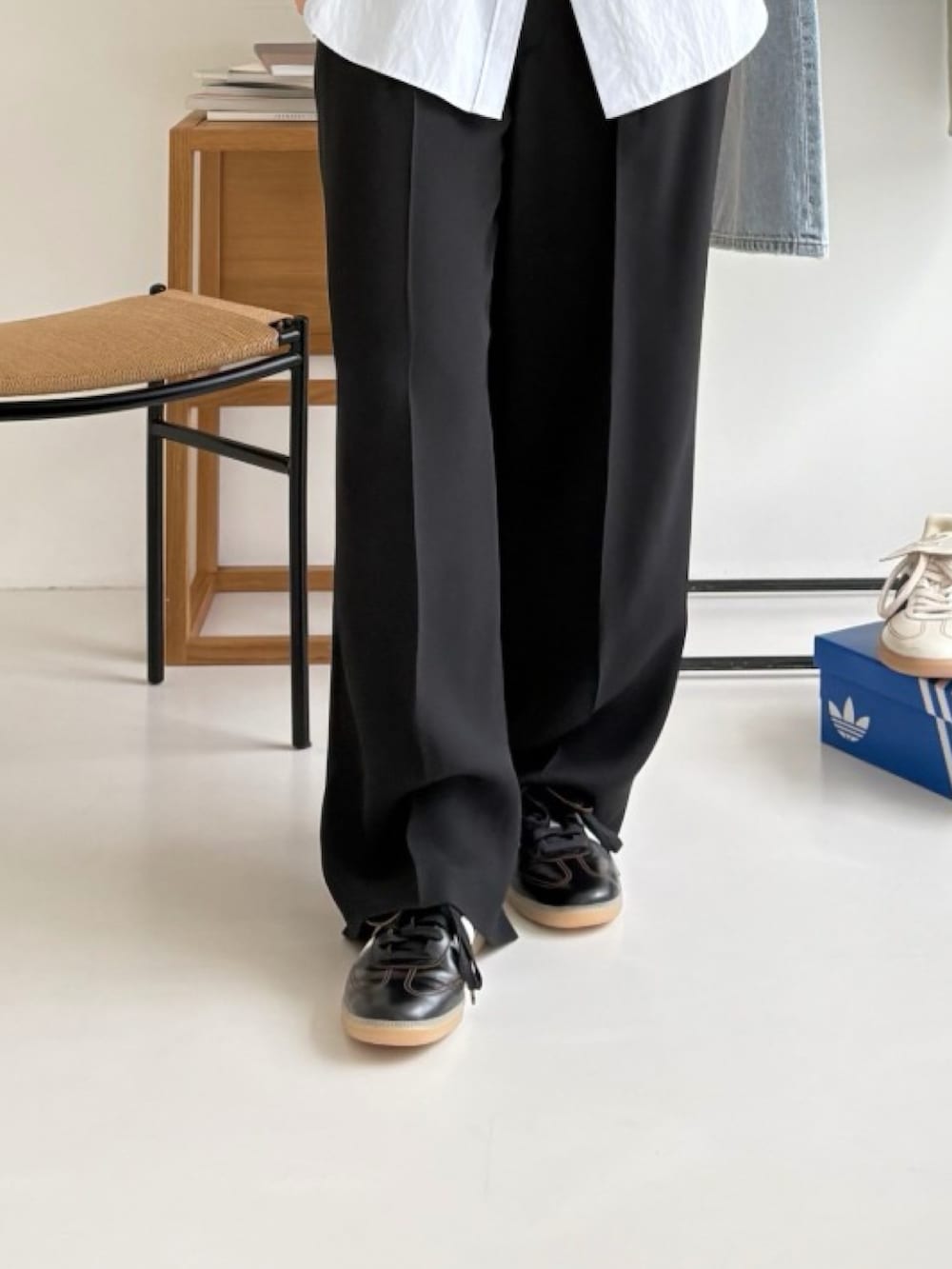 ベージュ系のスウェット、ブラック系のその他パンツ、ブラック系のスニーカーを着用したレディースの冬コーディネートの4枚目の写真