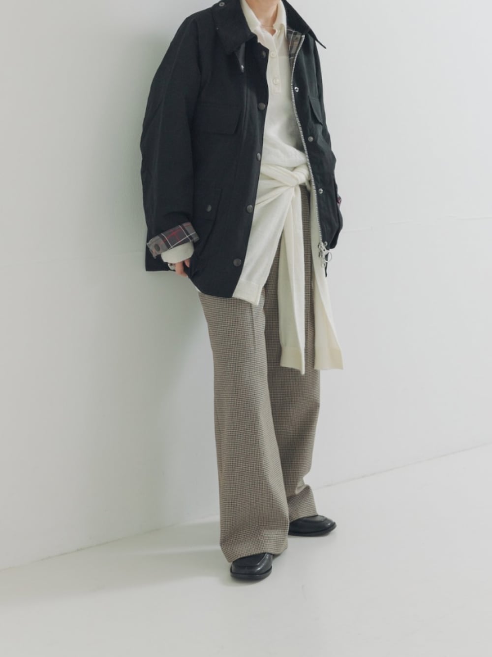 ブラック系のその他アウター、ホワイト系のニット/セーター、グリーン系のその他パンツを着用したレディースの秋コーディネートの3枚目の写真