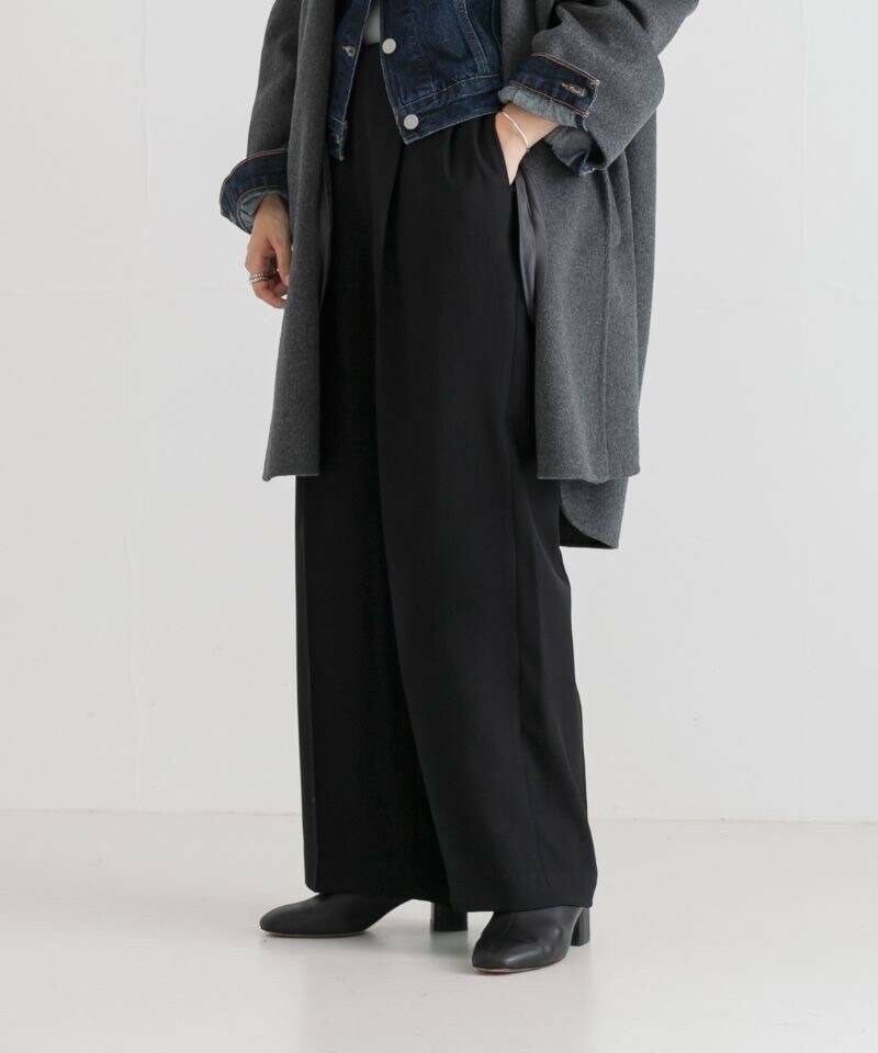 ブルー系のデニムジャケット、グレー系のその他アウター、ブラック系のその他パンツを着用したレディースの夏コーディネートの3枚目の写真