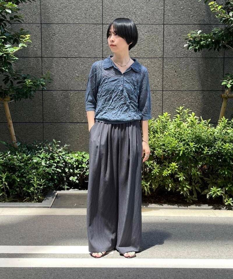 グレー系のニット/セーター、その他のその他パンツを着用したレディースの夏コーディネートの2枚目の写真