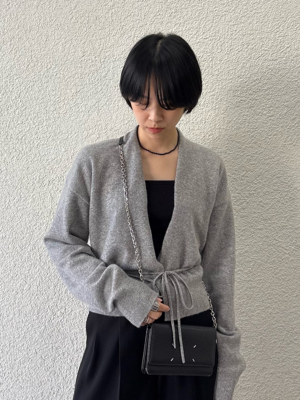 グレー系のカーディガン/ボレロ、ブラック系のその他パンツ、ブラック系のローファーを着用したレディースの秋コーディネートの2枚目の写真