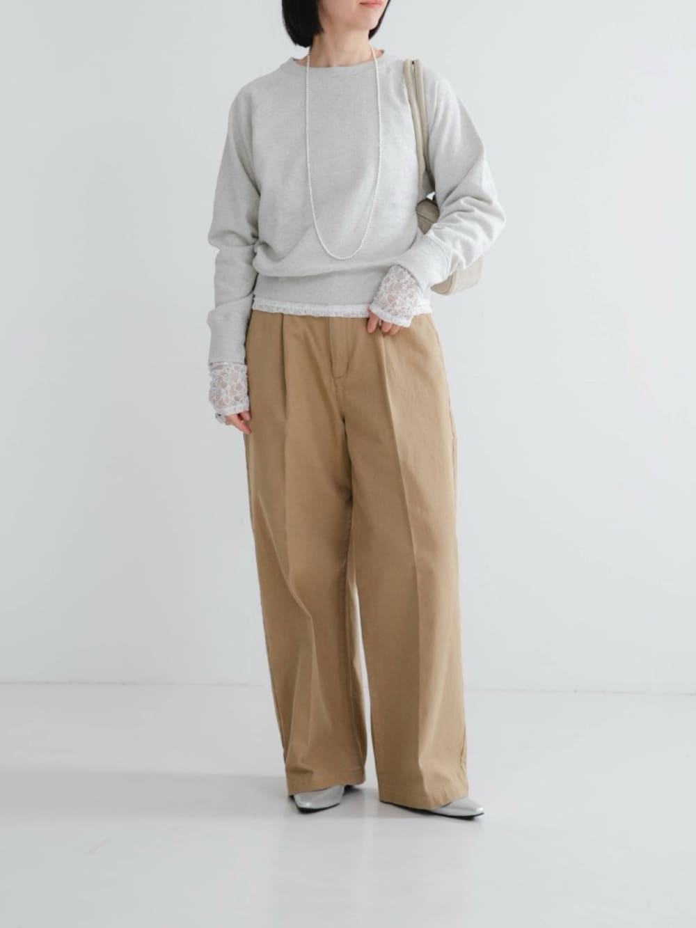 ホワイト系のTシャツ/カットソー、ホワイト系のスウェット、シルバー系のパンプスを着用したレディースの冬コーディネートの2枚目の写真