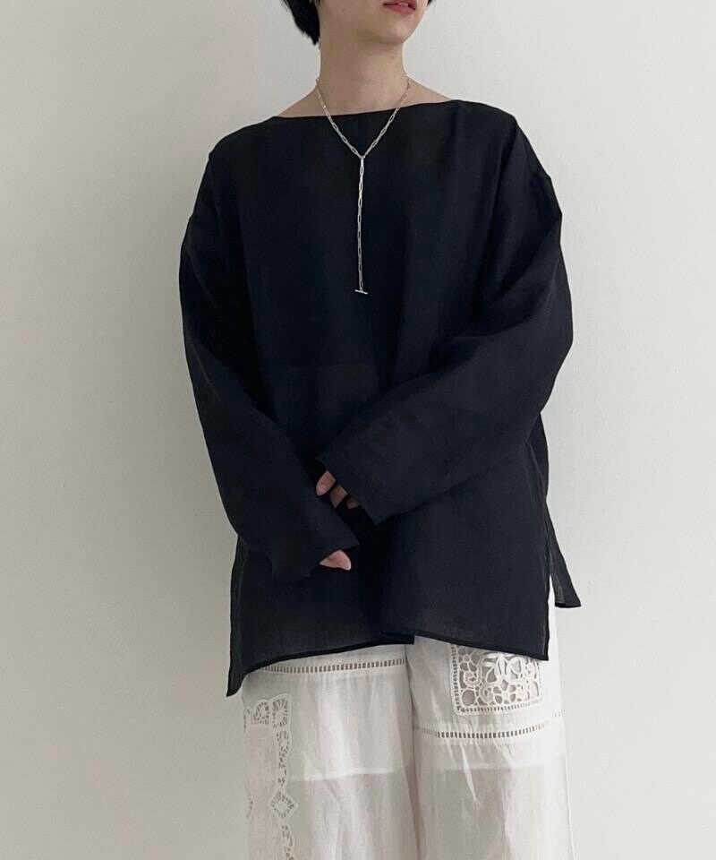 ブラック系のシャツ/ブラウス、ホワイト系のその他パンツを着用したレディースの夏コーディネートの2枚目の写真