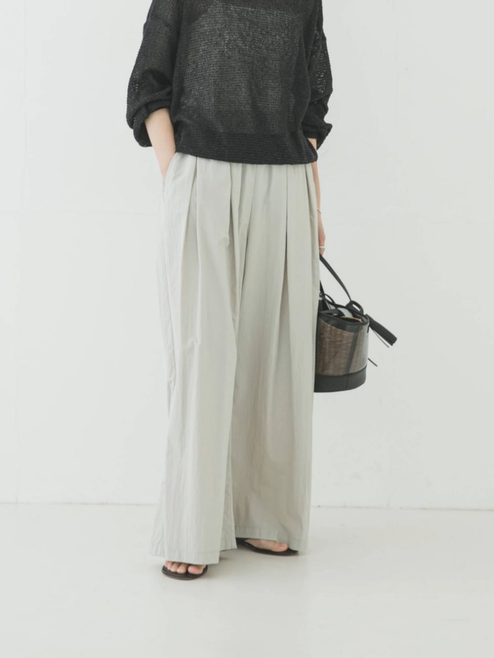 グレー系のニット/セーター、グレー系のその他パンツを着用したレディースの春コーディネートの3枚目の写真