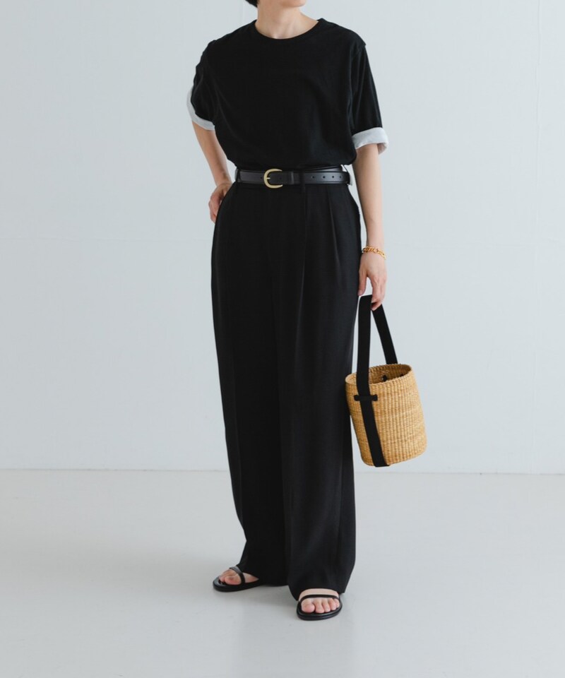 ブラック系のその他パンツ、ベージュ系のかごバッグ、ブラック系のサンダルを着用したレディースの夏コーディネートの2枚目の写真